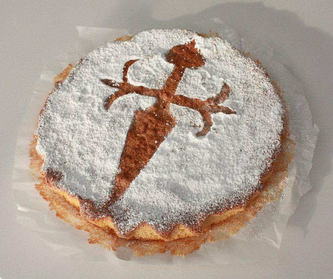 8. Madrid - Tarta de Santiago (Factor dulce: 3/10) | No tiene un origen claro, pero se hizo tan famosa en el Camino de Santiago que se puede encontrar en muchas panaderías, restaurantes o cafés. Se come especialmente en julio y principios de agosto por las celebraciones de Santiago Apóstol el 25 de julio. Apareció por primera vez en 1577, pero fue en 1828 cuando la receta apareció por primera vez como la conocemos hoy en día, con la almendra como ingrediente principal y sin nada de harina. El Museo del Pan Gallego ofrece la Tarta de Santiago más famosa de Madrid, reconocida por sus productos de calidad y su cocina tradicional. Un paseo por el Parque del Retiro es la opción perfecta para quemar sus 377 kcal.