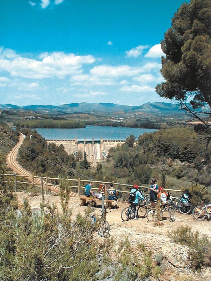 La Comunitat Valenciana, Andalucía, País Vasco, Cantabria... España tiene un red de Vías Verdes (rutas sobre el antiguo trazado del ferrocarril) de 2.700 kilómetros. Sólo en Valencia, Alicante y Castellón hay 11 de estos trazados y 162 kilómetros de naturaleza para disfrutar.