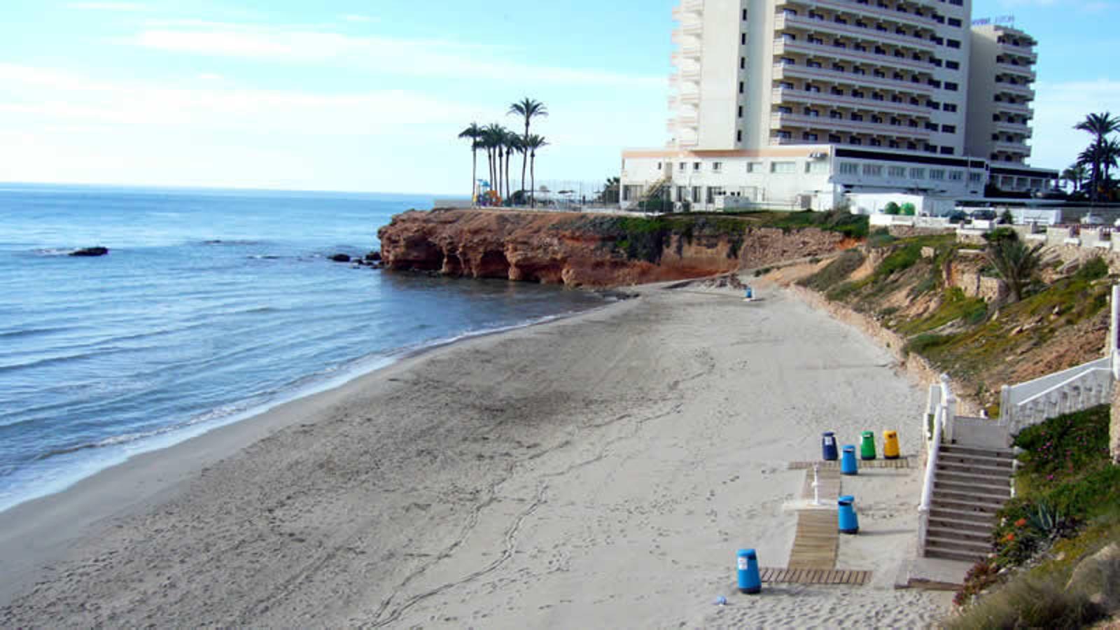 La provincia de Alicante suma dos banderas azules nuevas. Una de ellas es la de la Cala Cerrada en Orihuela. Es una playa de arena fina situada en la urbanización de la Zenia y con fácil acceso desde la N-332. 