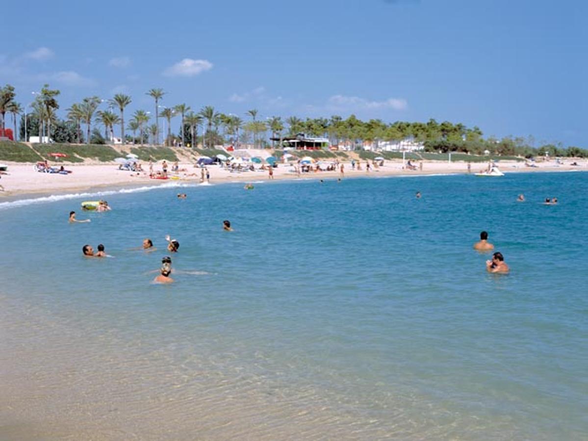 Forat- Forat , en Vinaròs, es la única playa que suma bandera azul en la provincia de Castellón. Situada al norte de la playa Fortí, más modesta pero de excepcionales arenas, dispone de excelentes zonas de aparcamiento y todos los servicios para una jornada de baño y sol completa.