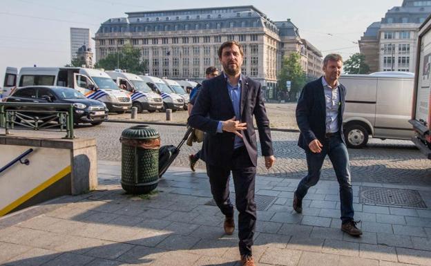 El exconsejero catalán huido Toni Comín llega al tribunal belga.
