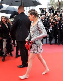 Imagen secundaria 2 - ¿Por qué se descalzó Kristen Stewart en la alfombra roja de Cannes?