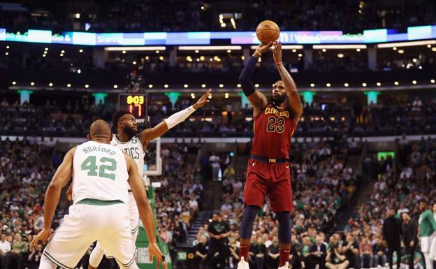 LeBron James lanza a canasta. 