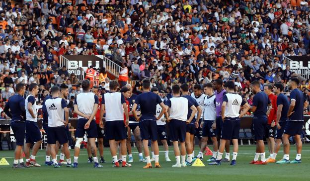 Los jugadores atienden las explicaciones de Marcelino antes del entrenamiento. 