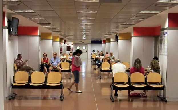 Pacientes en una sala de espera del Hospital de Manises. 