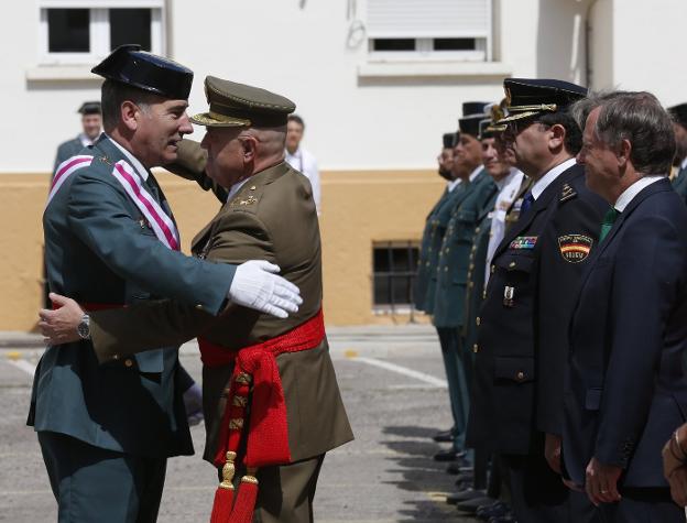 Abrazo entre el general Hermida y el teniente general Gan en el acto de la Guardia Civil 