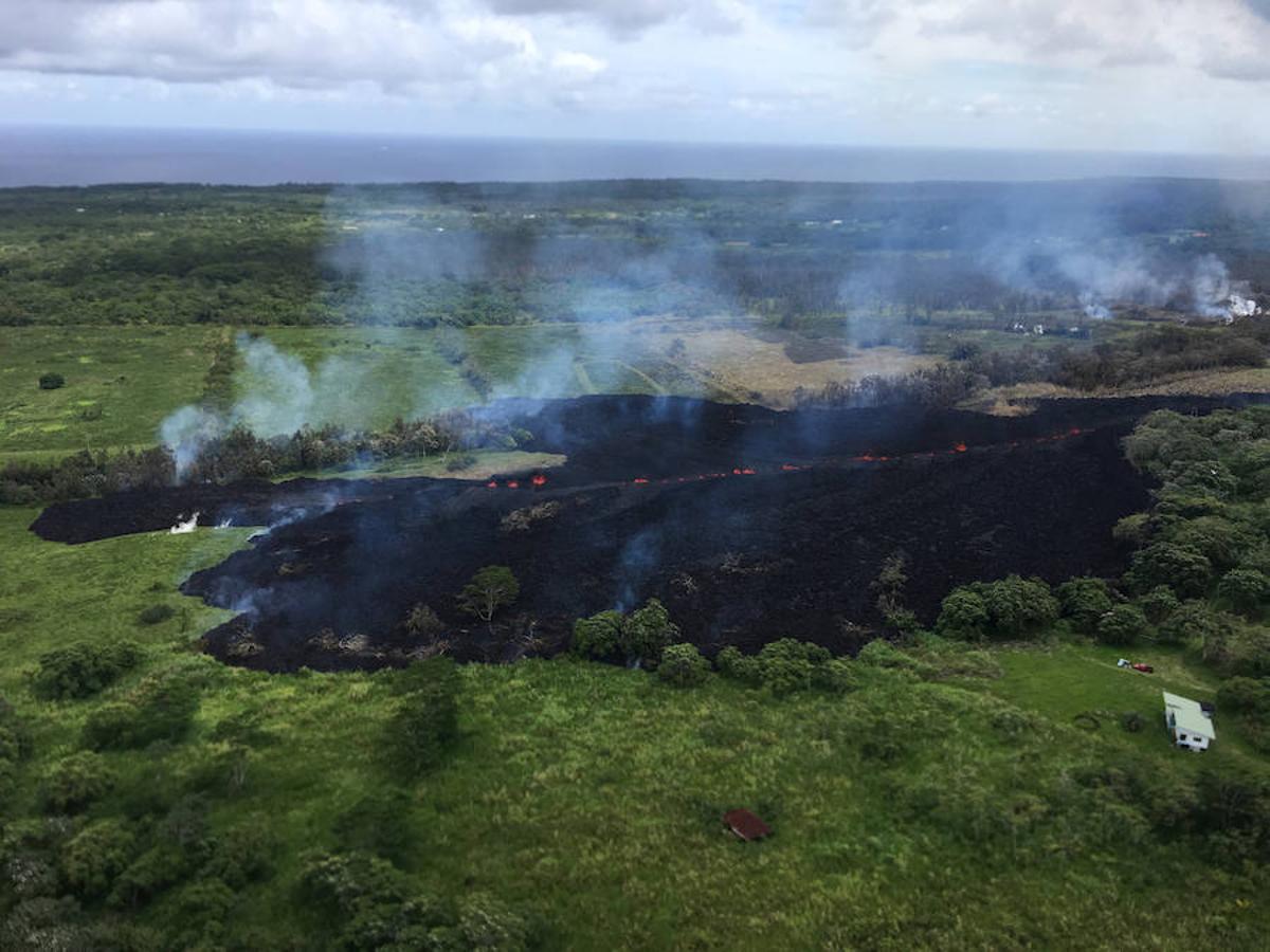 Tras varios días de temblores, el pasado 2 de mayo entró en erupción el volcán de Hawái. Más de 1.700 personas han tenido que ser evacuadas desde entonces y más de 37 estructuras, docenas de casas y coches han resultado destruidos. Trece días después, la erupción se mantiene activa. 