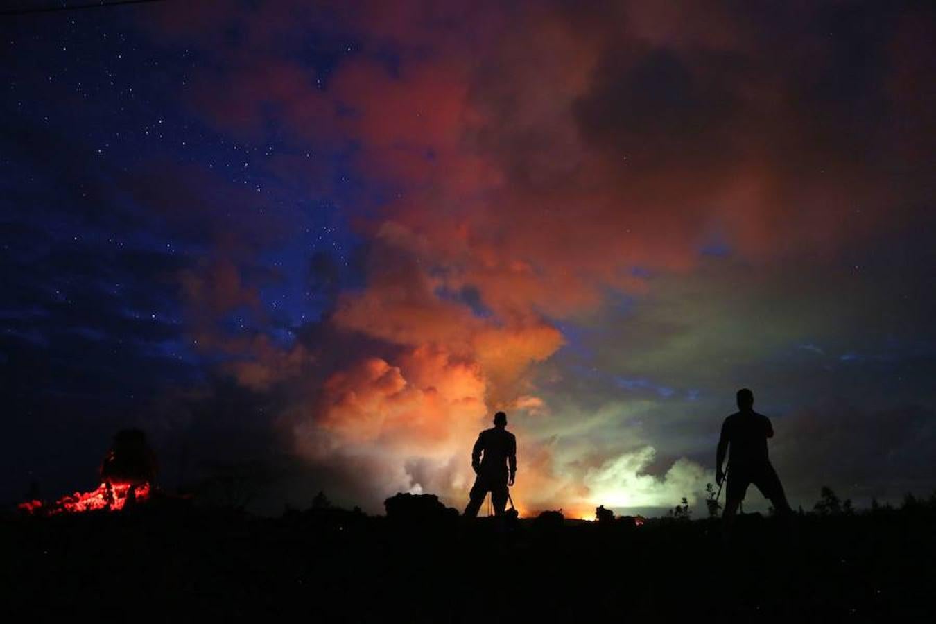 Tras varios días de temblores, el pasado 2 de mayo entró en erupción el volcán de Hawái. Más de 1.700 personas han tenido que ser evacuadas desde entonces y más de 37 estructuras, docenas de casas y coches han resultado destruidos. Trece días después, la erupción se mantiene activa. 