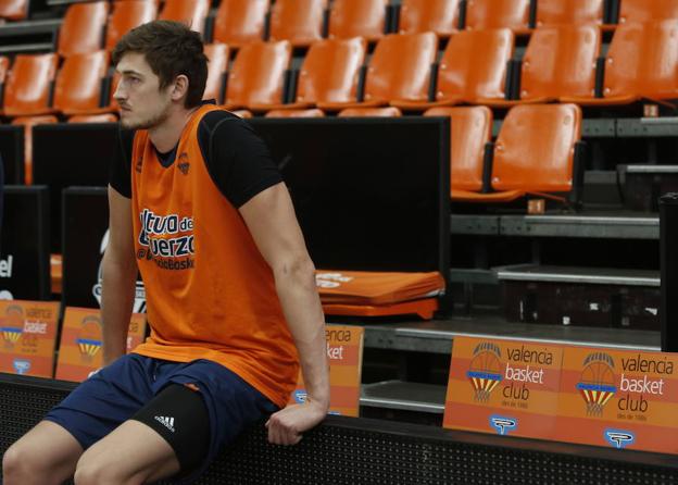 Pleiss observa con gesto serio un entrenamiento en la Fonteta. 