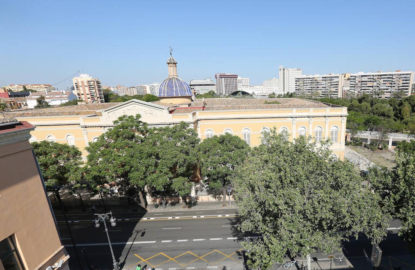 A propósito del Día Internacional de los Museos, nos colamos en uno de los espacios menos conocidos del IVAM, su tejado. Desde allí observamos Valencia como pocas veces la habíamos visto.