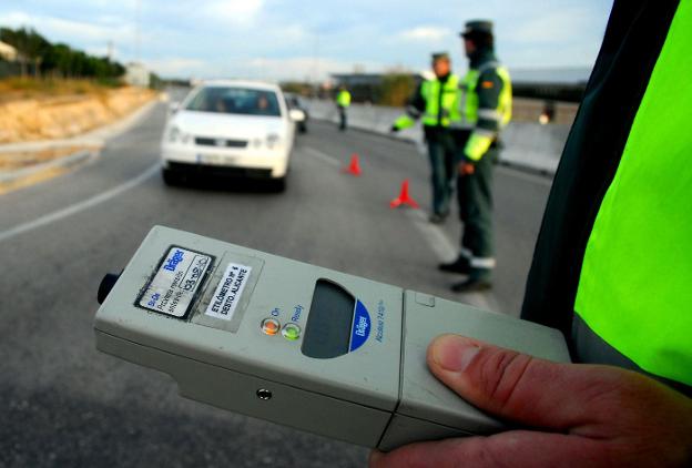 Un control de alcoholemia de la Guardia Civil en una carretera de Alicante. 