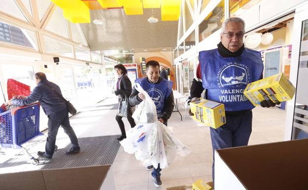 Los bancos de alimentos se citan en Valencia