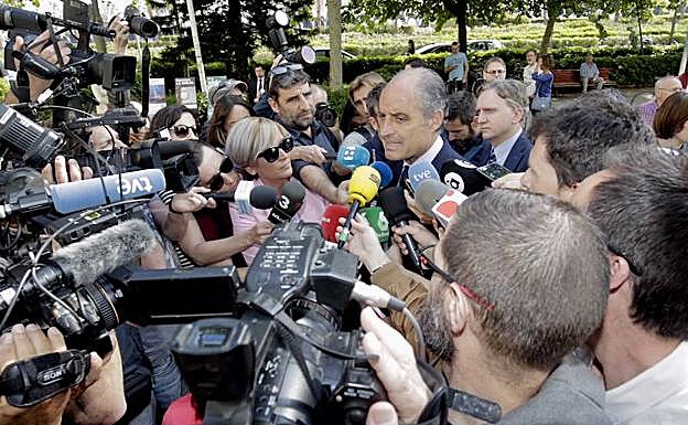 Francisco Camps, rodeado de periodistas a su llegada a la Ciudad de la Justicia de Valencia para declarar por la Fórmula 1. 