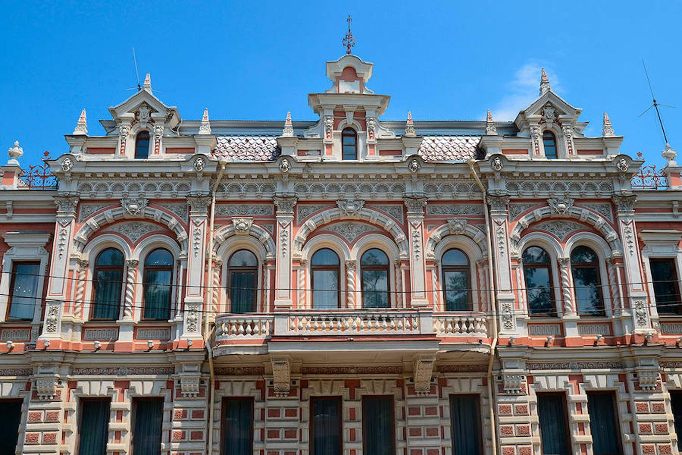 Esta tierra de cosacos será el hogar de la selección española de fútbol en junio. Es una atípica ciudad rusa con el coro más antiguo del país, el Coro Cosaco Académico Estatal de Kubán, y la fuente más grande de Europa, la fuente Avrora (Aurora). 