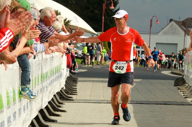 Wolfgang Bernath saluda al público en una carrera. 