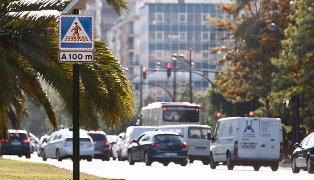 Las nuevas señales instaladas en la avenida del Cid, ayer por la tarde. 