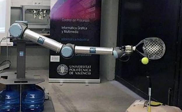 El brazo robotizado para acreditar las palas de pádel.