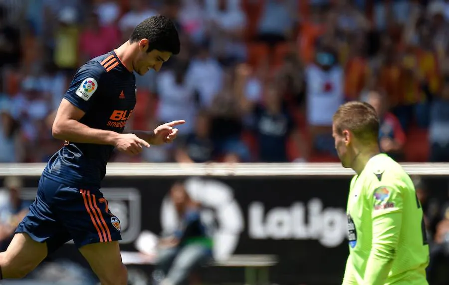 Estas son las mejores fotos que deja el último partido de la temporada en Mestalla