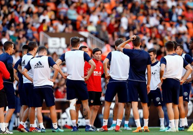 Marcelino da instrucciones a sus jugadores en el entrenamiento de puertas abiertas de Mestalla. 