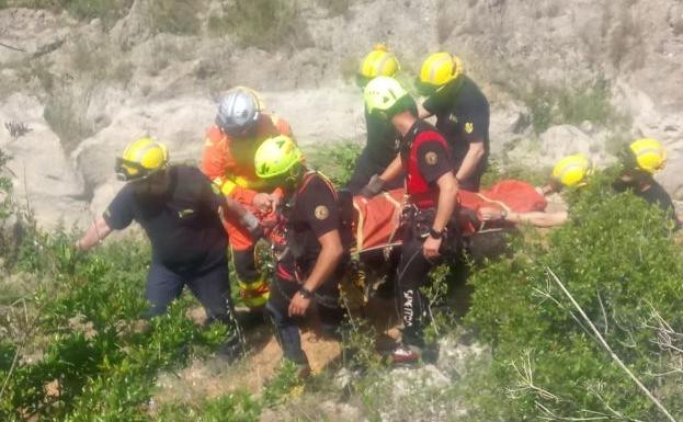 Los bomberos evacúan a la joven.