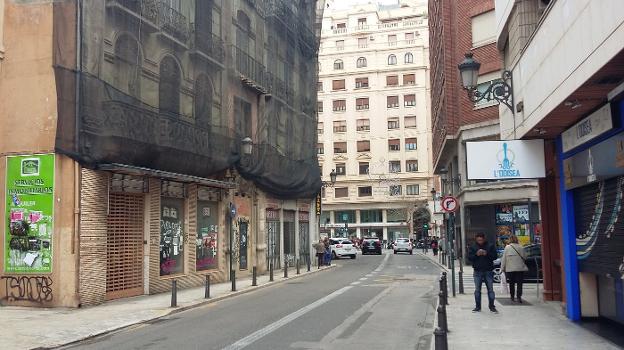 A la izquierda, edificio que será expropiado en la calle Editor Manuel Aguilar para modificar la rampa. 