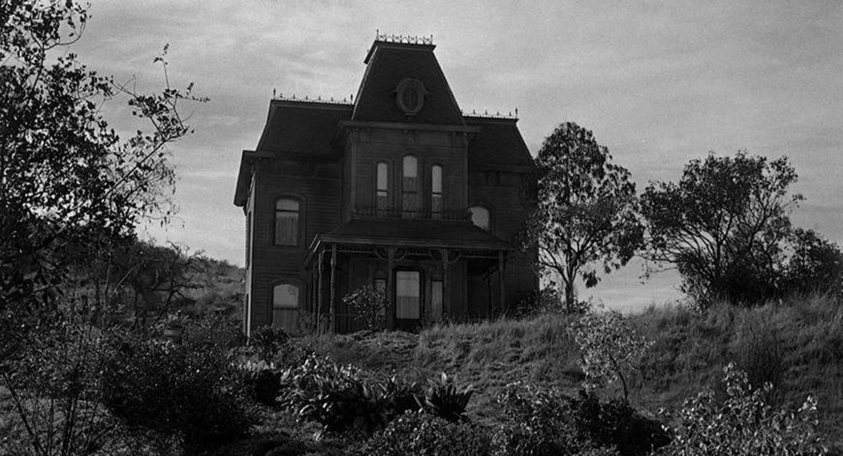 'Psicosis', ese es el filme que nos viene a la cabeza cuando observamos la foto de esta casa. En este caso, el dato curioso es que fue construida por los estudios de la Paramount especialmente para el rodaje de la película. Este escenario tan terrorífico se puede visitar y es uno de los lugares que crea más expectación en los tours que se realizan por los estudios.