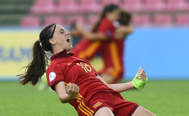 Eva Navarro celebra uno de sus goles en la final del Europeo sub-17. 