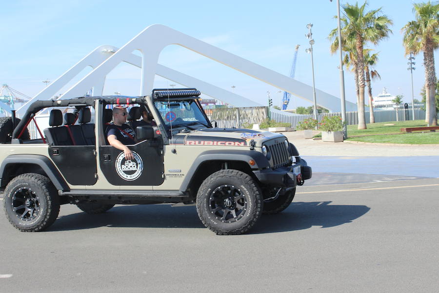 Los propietarios del modelo más reconocido de Jeep, el Wrangler, se reunieron en Valencia para la celebración del primer 'Topless Day' de la marca en España, organizado por el Club de propietarios Jeep Valencia. El 'Topless Day' es el día en el que los propietarios del Wrangler retiran las capotas para empezar circular a cielo abierto durante el verano. Más de 40 unidades, de Alicante a Barcelona pasando por Madrid o Albacete, de modelos Jeep desde los años ochenta hasta la actualidad se reunieron en la Marina para 'destaparse' y realizar un recorrido que les llevó por el Paseo Marítimo de la ciudad, El Palmar y los arrozales de la Albufera hasta el 'Circuit de la Ribera', en Guadassuar, donde una multitudinaria paella y varios recorridos en la pista dieron fin a la jornada. Entre los participantes no había dos Jeep iguales, y destacó la amplia variedad de accesorios, decoraciones, colores y grandes ruedas que hacen que cada uno de estos coches sea totalmente único.