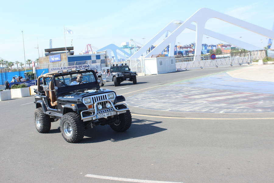 Los propietarios del modelo más reconocido de Jeep, el Wrangler, se reunieron en Valencia para la celebración del primer 'Topless Day' de la marca en España, organizado por el Club de propietarios Jeep Valencia. El 'Topless Day' es el día en el que los propietarios del Wrangler retiran las capotas para empezar circular a cielo abierto durante el verano. Más de 40 unidades, de Alicante a Barcelona pasando por Madrid o Albacete, de modelos Jeep desde los años ochenta hasta la actualidad se reunieron en la Marina para 'destaparse' y realizar un recorrido que les llevó por el Paseo Marítimo de la ciudad, El Palmar y los arrozales de la Albufera hasta el 'Circuit de la Ribera', en Guadassuar, donde una multitudinaria paella y varios recorridos en la pista dieron fin a la jornada. Entre los participantes no había dos Jeep iguales, y destacó la amplia variedad de accesorios, decoraciones, colores y grandes ruedas que hacen que cada uno de estos coches sea totalmente único.