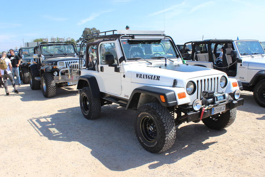 Los propietarios del modelo más reconocido de Jeep, el Wrangler, se reunieron en Valencia para la celebración del primer 'Topless Day' de la marca en España, organizado por el Club de propietarios Jeep Valencia. El 'Topless Day' es el día en el que los propietarios del Wrangler retiran las capotas para empezar circular a cielo abierto durante el verano. Más de 40 unidades, de Alicante a Barcelona pasando por Madrid o Albacete, de modelos Jeep desde los años ochenta hasta la actualidad se reunieron en la Marina para 'destaparse' y realizar un recorrido que les llevó por el Paseo Marítimo de la ciudad, El Palmar y los arrozales de la Albufera hasta el 'Circuit de la Ribera', en Guadassuar, donde una multitudinaria paella y varios recorridos en la pista dieron fin a la jornada. Entre los participantes no había dos Jeep iguales, y destacó la amplia variedad de accesorios, decoraciones, colores y grandes ruedas que hacen que cada uno de estos coches sea totalmente único.