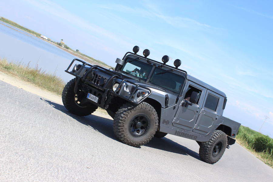 Los propietarios del modelo más reconocido de Jeep, el Wrangler, se reunieron en Valencia para la celebración del primer 'Topless Day' de la marca en España, organizado por el Club de propietarios Jeep Valencia. El 'Topless Day' es el día en el que los propietarios del Wrangler retiran las capotas para empezar circular a cielo abierto durante el verano. Más de 40 unidades, de Alicante a Barcelona pasando por Madrid o Albacete, de modelos Jeep desde los años ochenta hasta la actualidad se reunieron en la Marina para 'destaparse' y realizar un recorrido que les llevó por el Paseo Marítimo de la ciudad, El Palmar y los arrozales de la Albufera hasta el 'Circuit de la Ribera', en Guadassuar, donde una multitudinaria paella y varios recorridos en la pista dieron fin a la jornada. Entre los participantes no había dos Jeep iguales, y destacó la amplia variedad de accesorios, decoraciones, colores y grandes ruedas que hacen que cada uno de estos coches sea totalmente único.