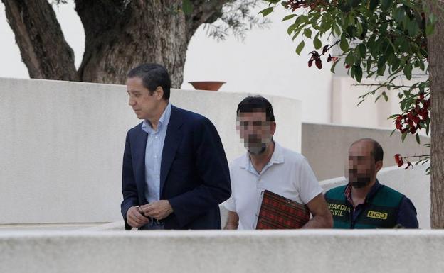 Zaplana, durante el registro de su chalé en Benidorm. 