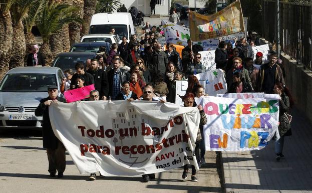 Los vecinos de La Coma durante una protesta por las condiciones degradantes del barrio, el pasado febrero.