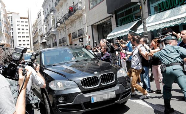 Imagen. Traslado de Eduardo Zaplana, tras su detención y el registro en su casa de Valencia.