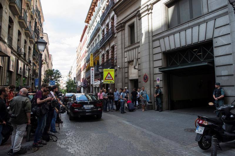 Eduardo Zaplana, ex presidente de la Generalitat y ex ministro de Trabajo y Portavoz del Gobierno de Aznar, ha sido detenido este martes en Valencia. Zaplana está acusado de blanqueo de dinero y delito fiscal, en una operación con otros arrestos: los de Vicente y José Cotino y Juan Francisco García, ex jefe de Gabinete del que fuera jefe del Consell.