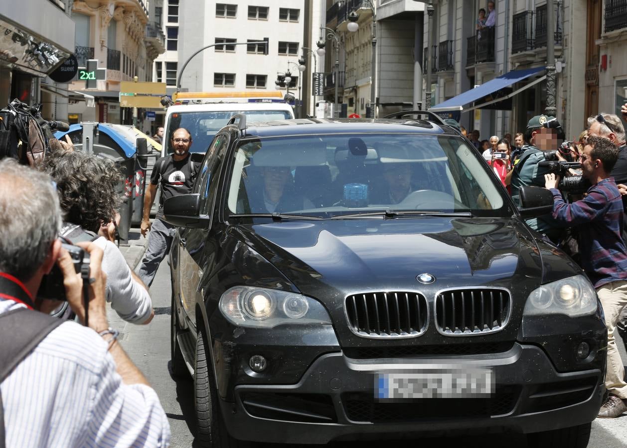 Eduardo Zaplana, ex presidente de la Generalitat y ex ministro de Trabajo y Portavoz del Gobierno de Aznar, ha sido detenido este martes en Valencia. Zaplana está acusado de blanqueo de dinero y delito fiscal, en una operación con otros arrestos: los de Vicente y José Cotino y Juan Francisco García, ex jefe de Gabinete del que fuera jefe del Consell.