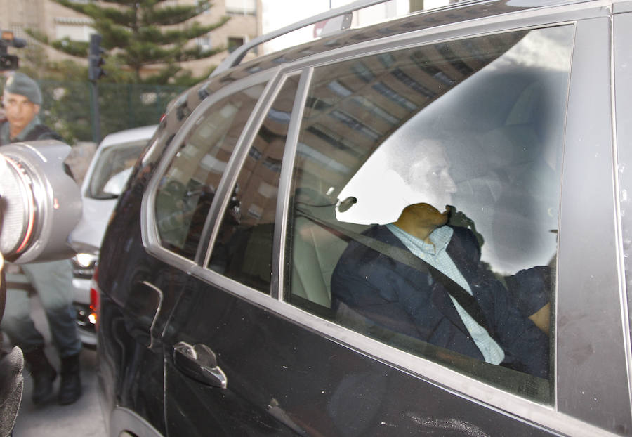 El expresidente de la Generalitat Valenciana y exministro de Trabajo, Eduardo Zapalana, a su llegada a su chalé de Benidorm junto a la comisión judicial tras ser detenido hoy por blanqueo de capitales, malversación, prevaricación y cohecho.