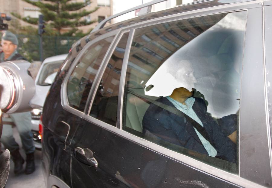 El expresidente de la Generalitat Valenciana y exministro de Trabajo, Eduardo Zapalana, a su llegada a su chalé de Benidorm junto a la comisión judicial tras ser detenido hoy por blanqueo de capitales, malversación, prevaricación y cohecho.