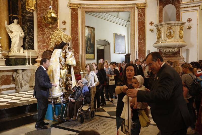 Fotos: Miles de valencianos, en el Besamanos de la Mare de Déu 2018