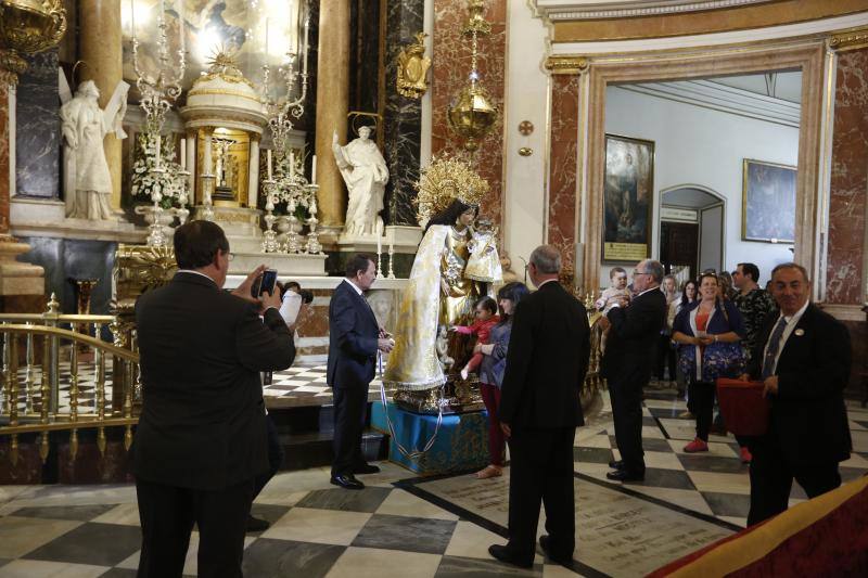 Fotos: Miles de valencianos, en el Besamanos de la Mare de Déu 2018