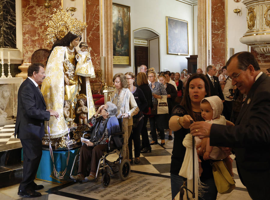 Fotos: Miles de valencianos, en el Besamanos de la Mare de Déu 2018