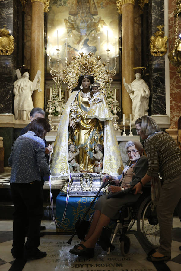 Fotos: Miles de valencianos, en el Besamanos de la Mare de Déu 2018