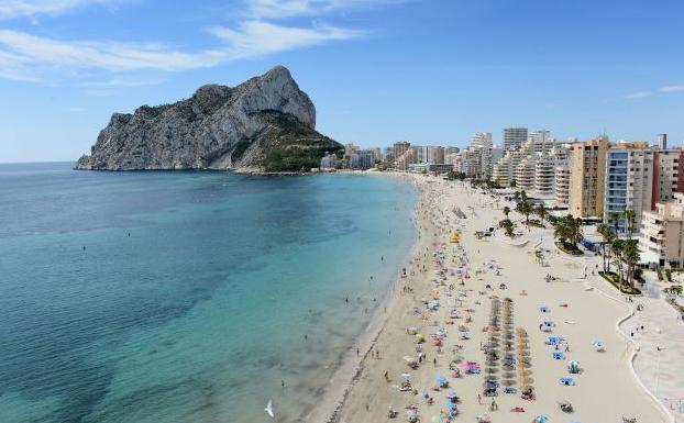 Calp prohíbe el baño en sus playas tras detectarse una carabela portuguesa en el Arenal