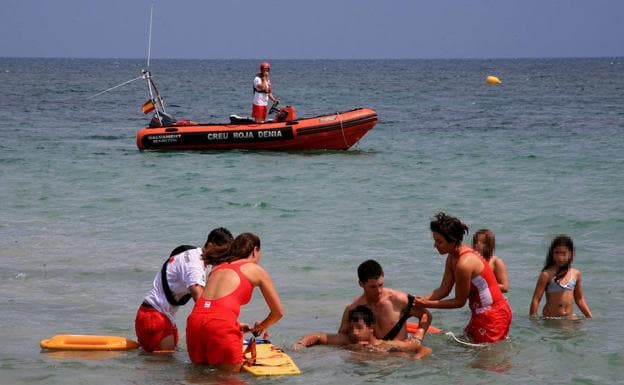 Simulacro de rescate en una playa de Dénia. 