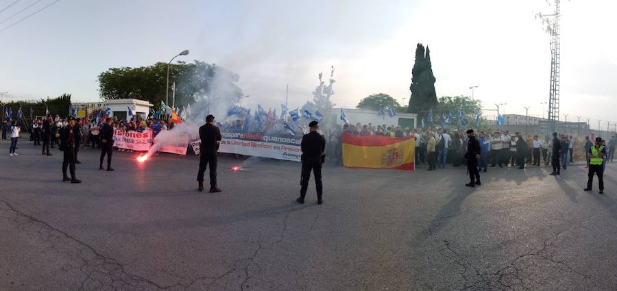 El personal del centro penitenciario bloquea el acceso durante cinco horas con una concentración para reclamar más personal y mejoras.