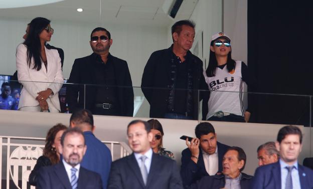 Peter Lim, junto a su mujer Cherie, en Mestalla. 