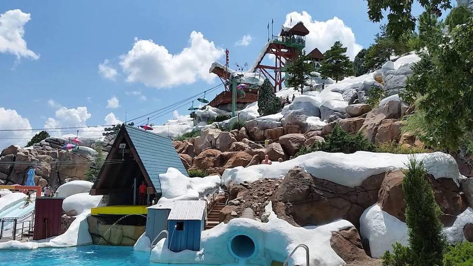 Disney's Blizzard Beach (Orlando) | Este parque acuático ofrece diversión glacial para toda la familia, pues sus instalaciones están inspiradas en un antiguo centro de esquí que, al derretirse, ha formado un paraíso acuático. Ocupa el cuarto puesto de la lista de los parques acuáticos más visitados con 1.945.000 visitantes en 2017.