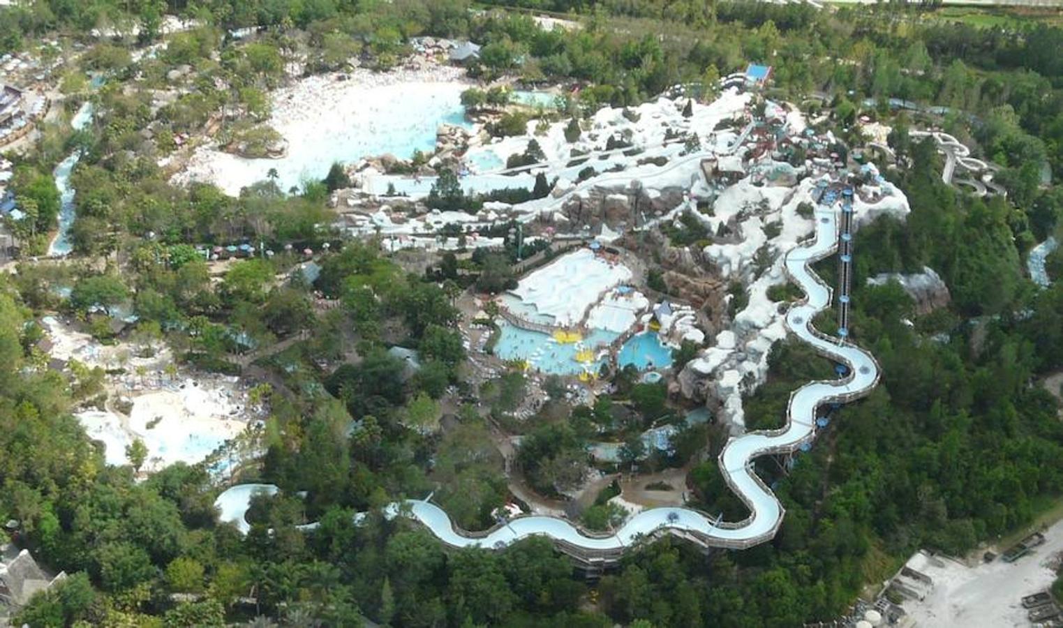 Podrás deslizarte por las pistas cubiertas de nieve derretida del Mount Gushmore en uno de los toboganes más altos y rápidos del mundo, flotar por un río de agua serena y tomar sol en una playa de arena blanca. 