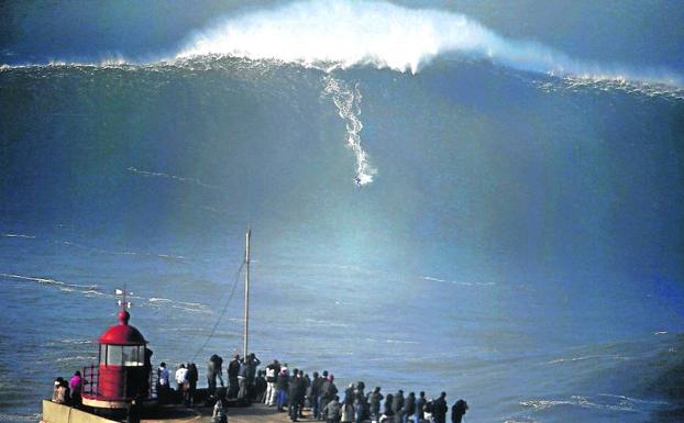Garret McNamara surfea la ola de Nazaré (Portugal), de 23,7 metros. 