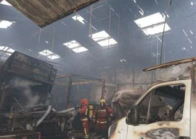 Imagen secundaria 1 - Un incendio calcina un taller mecánico en Quart de Poblet